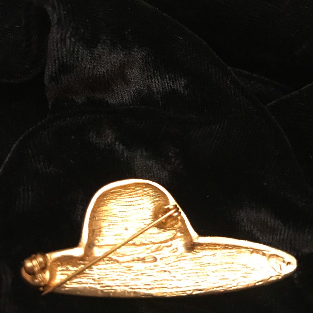 ENAMEL BROOCH RED HAT CELEBRATION BROOCH. - Picture 3 of 3